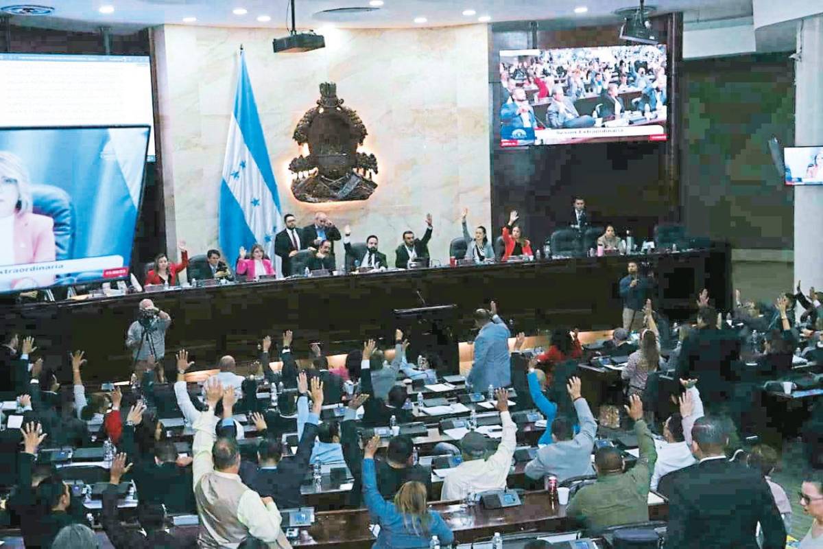 En una polémica sesión extraordinaria, Congreso aprueba tres decretos