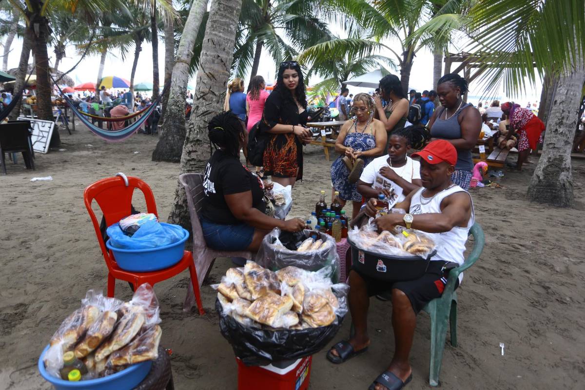 Veraneantes disfrutan de las playas de Tela bajo nubarrones grises