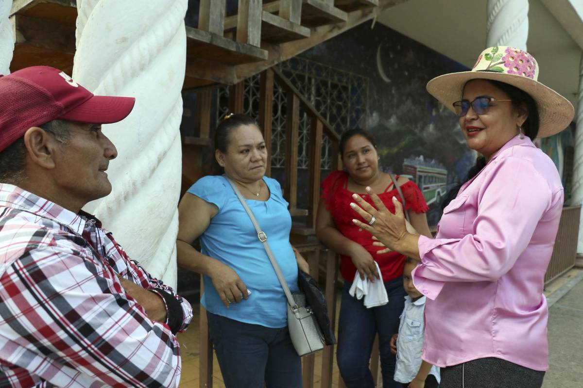 La alcaldesa Jacqueline Trejo habla con pobladores el 18 de agosto de 2023, en Macuelizo, en el norte de Honduras.