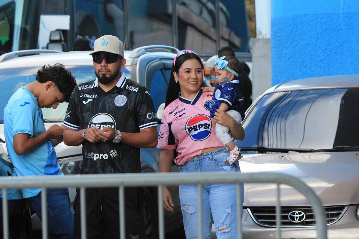 Rubia enamora en Motagua-Real España, fiesta azul en el Nacional e 'infiltrados'