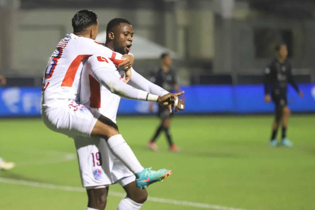Chirinos celebrando con Yustin Arboleda el gol del colombiano.