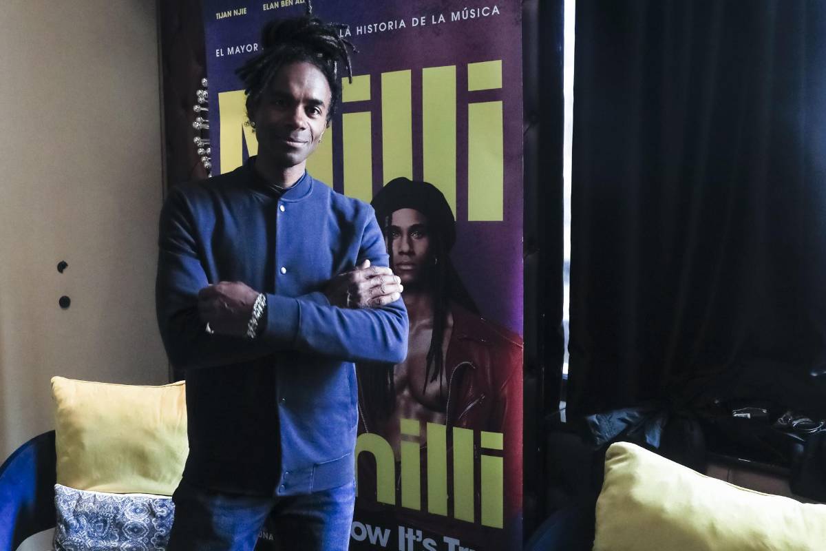 Fab Morvan, quien fuera componente del dúo Milli Vanilli, posa durante una entrevista con EFE en Madrid, este jueves, por el estreno de la película 'Girl You Know It's True'.