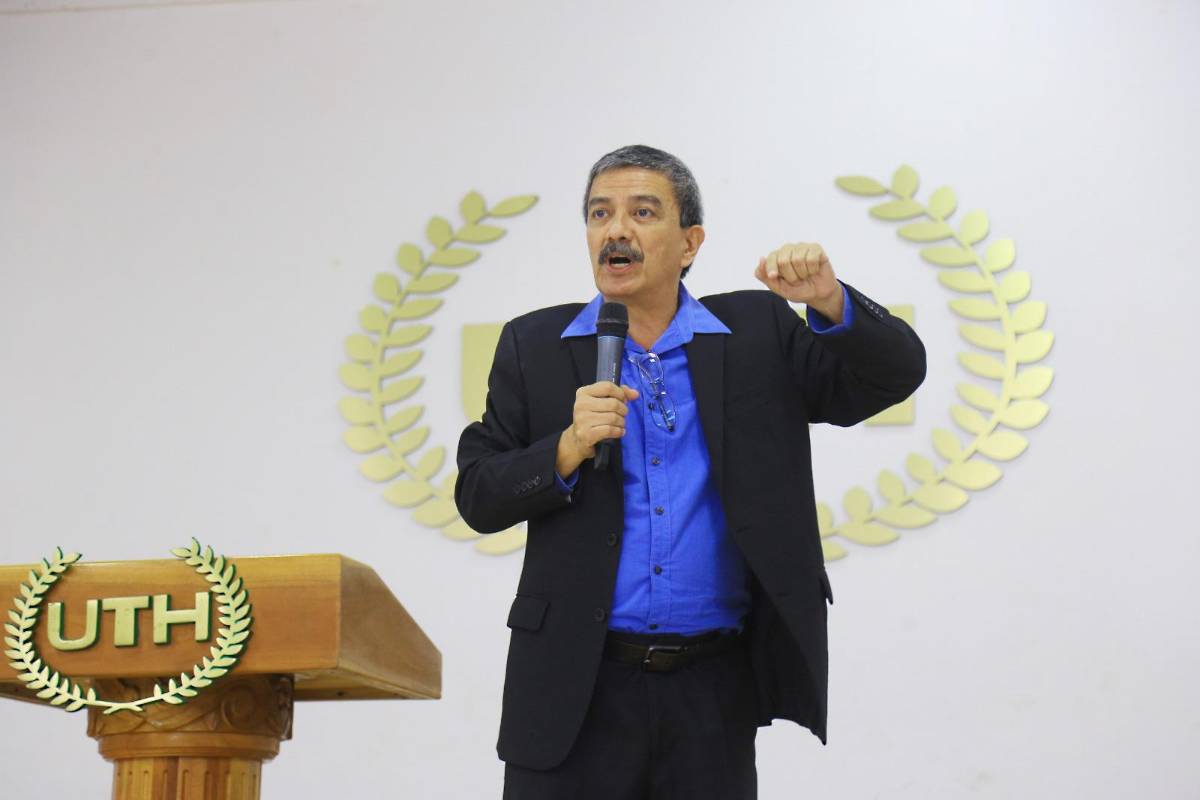 Manuel Orellana, doctor y miembro del Colegio de Psicólogos, imparte capacitación a maestros.