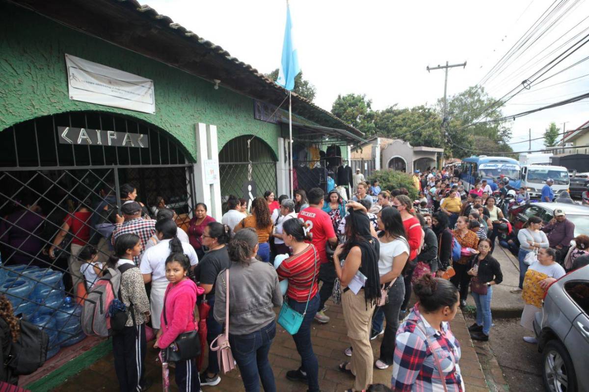 Decenas de familias reciben el bono climático en Santa Lucía