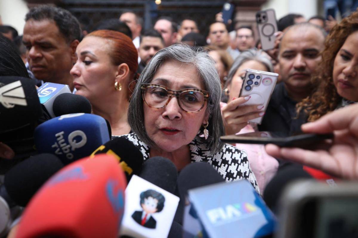 Diputados opositores sesionan en los bajos del Congreso Nacional