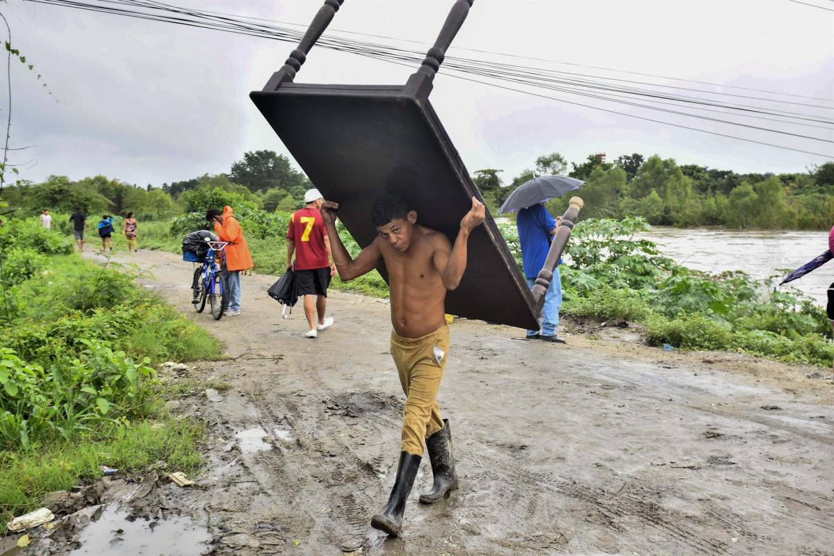 Varios ejes dañados, cuatro fallecidos y más de 100,000 afectados por Julia en Honduras