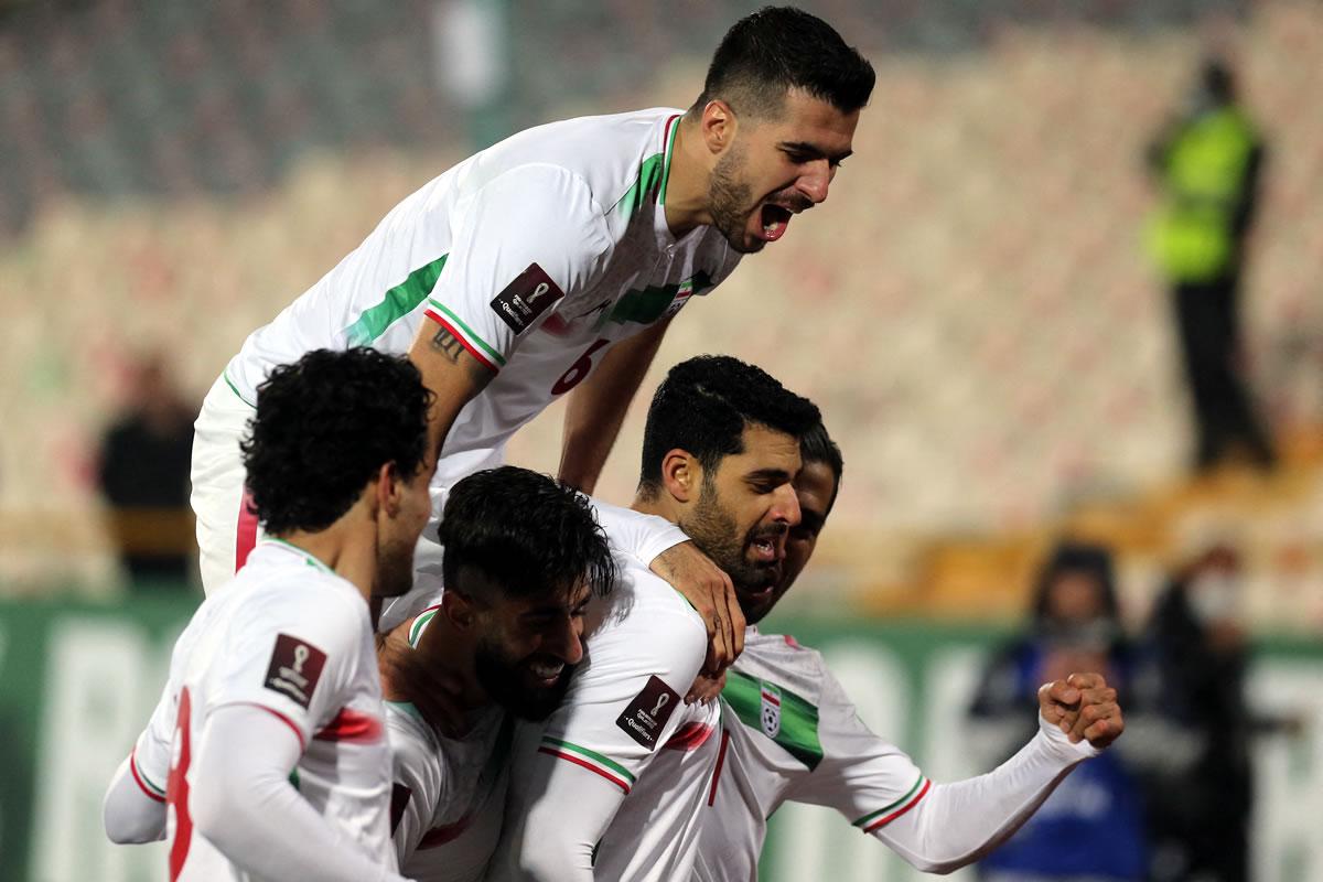 Los jugadores de Irán celebrando el gol de Mehdi Taremi.