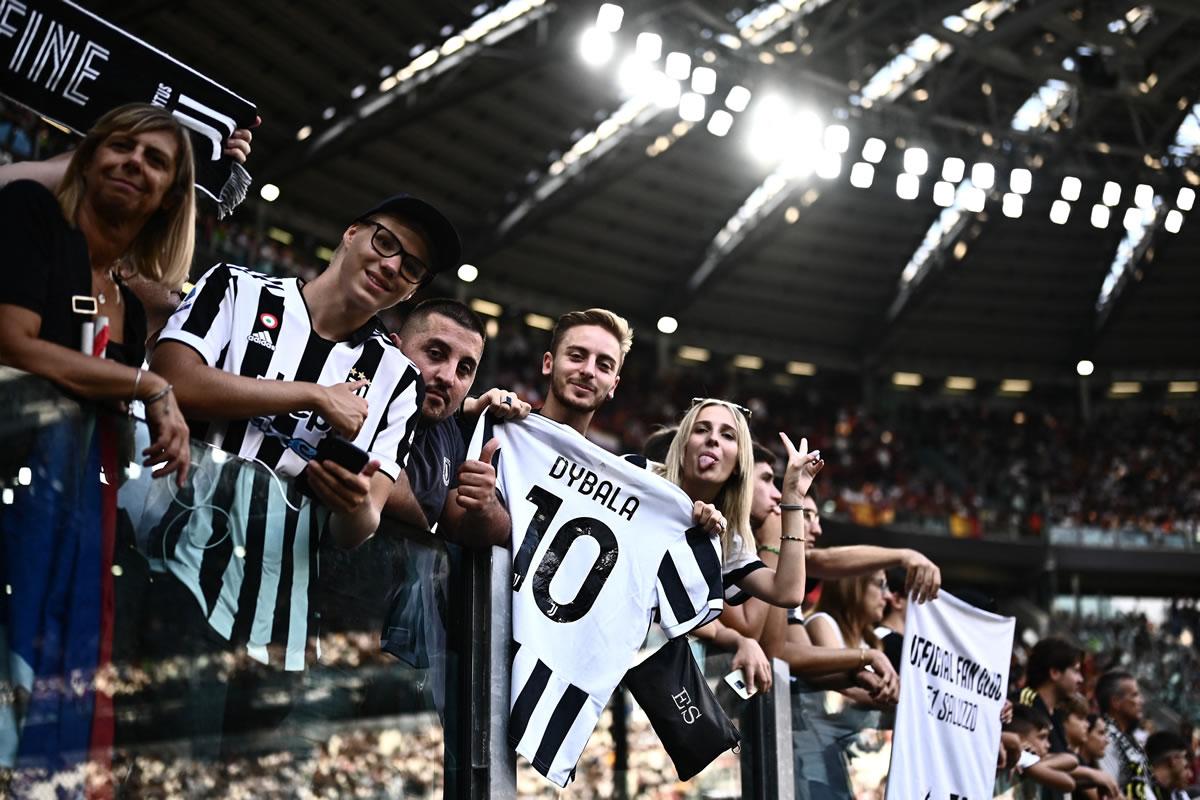 Los aficionados de la Juventus recibieron de manera cariñosa a Pualo Dybala.