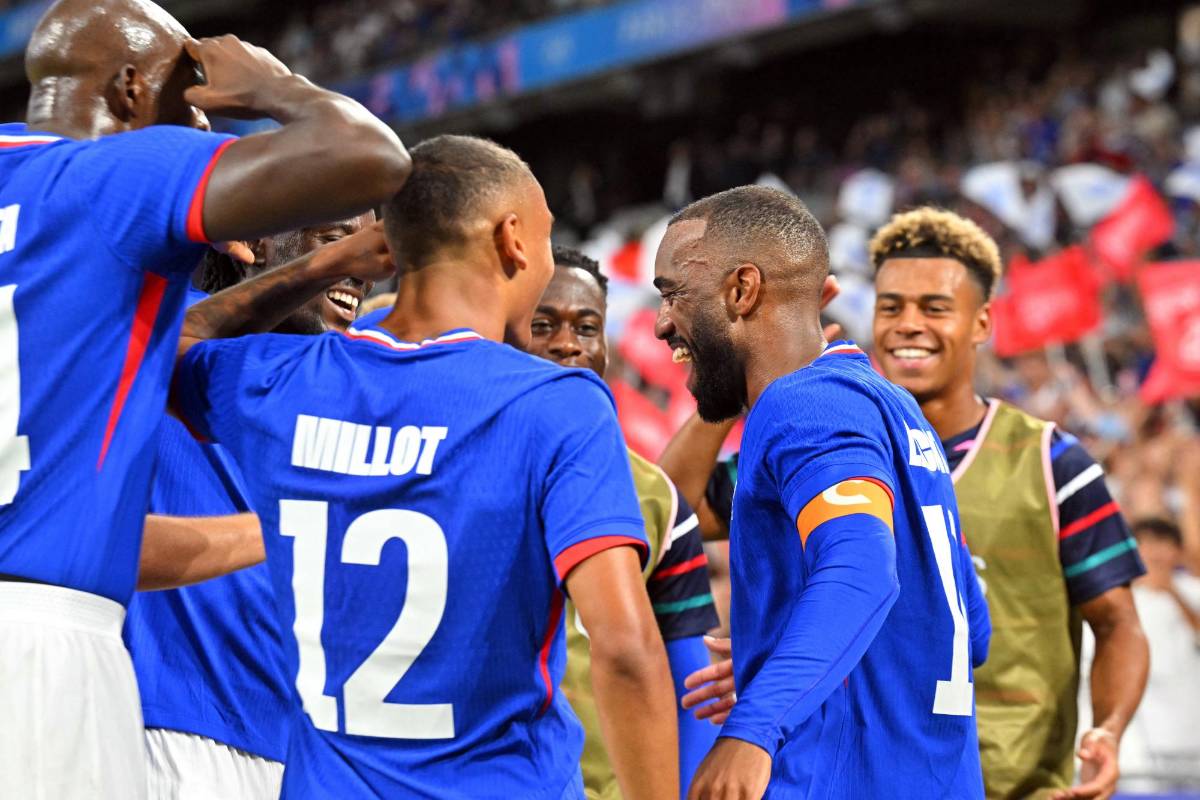 Francia golea a Estados Unidos en su estreno en París 2024