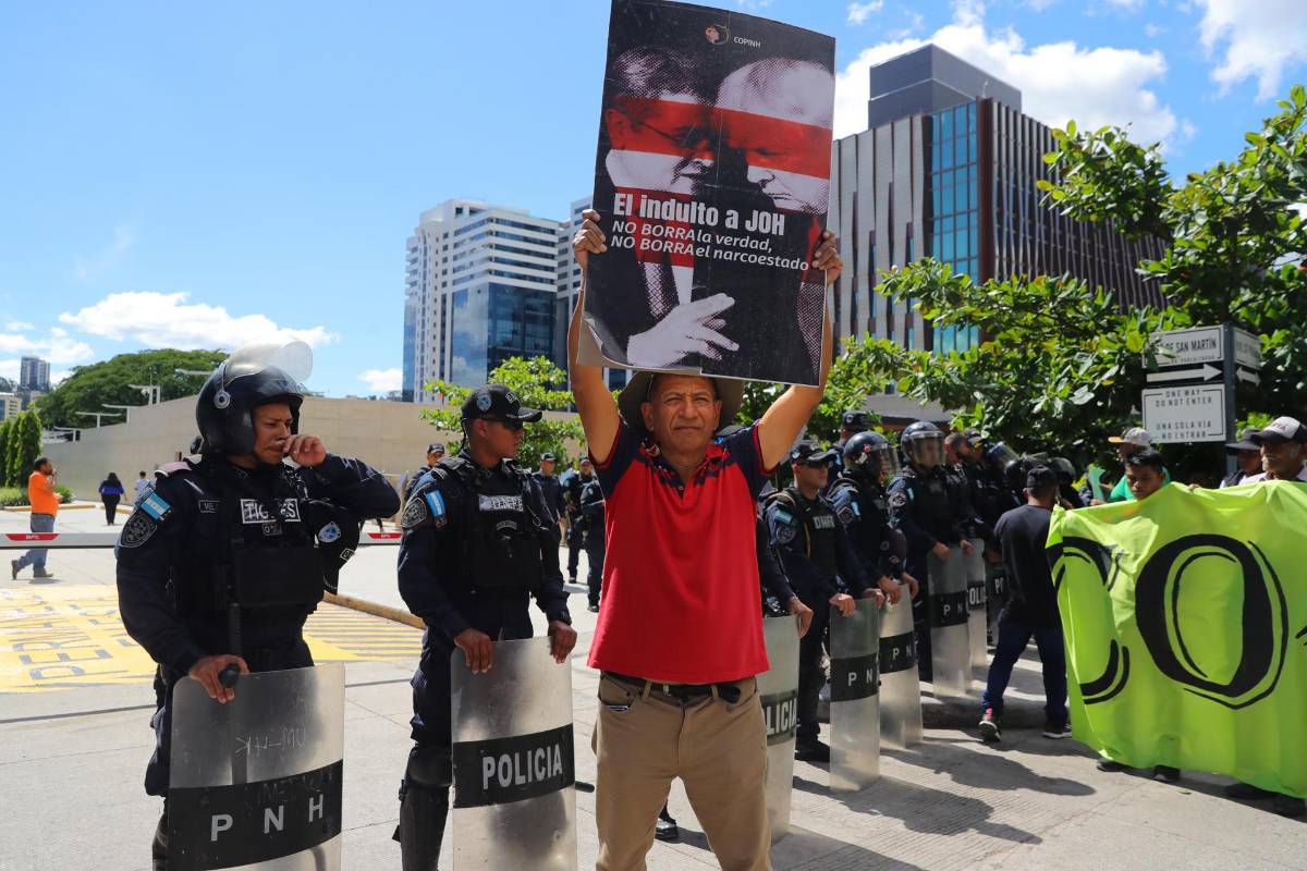 Protestan frente a la Embajada de EEUU en Honduras por el perdón de Trump a JOH