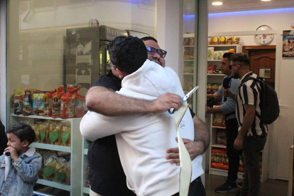 Hondureño abre sucursal de su negocio de envíos en Madrid