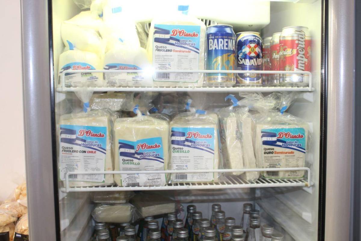 Hondureño abre sucursal de su negocio de envíos en Madrid