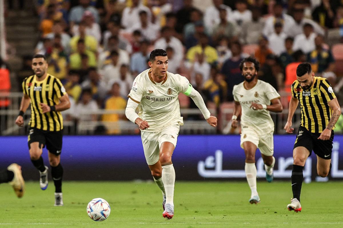 El portugués conduciendo el balón en un lance del partido ante Al-Ittihad.