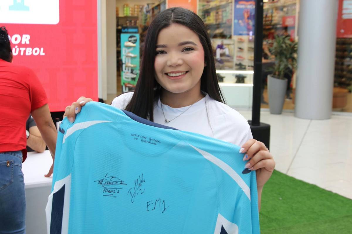 Show de Ruiz en firma de autógrafos, los seleccionados presentes y regalo