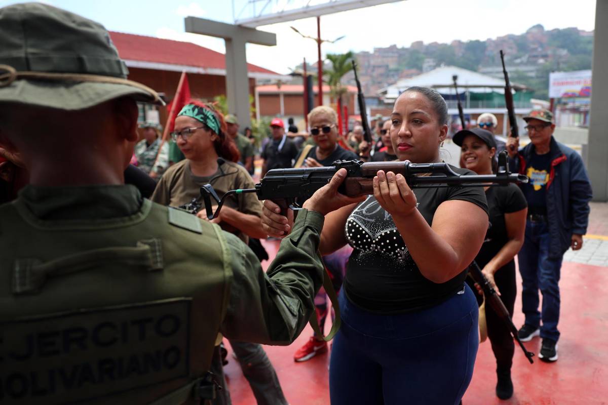 Maduro ordena entrenamiento militar de civiles ante un eventual ataque de EEUU