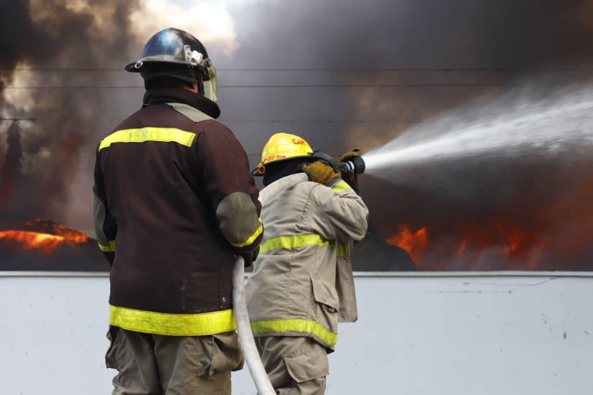 Impactantes imágenes del feroz incendio que arrasó con empresa en Choloma