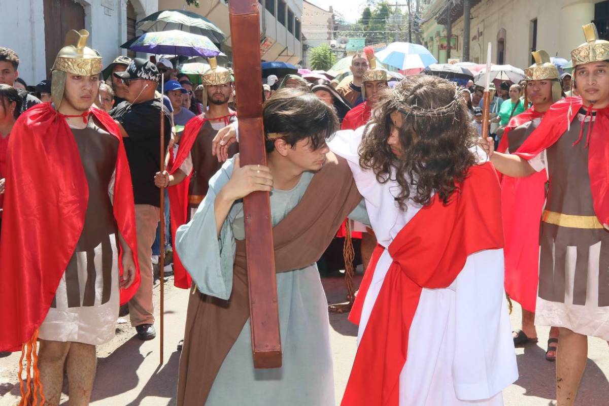 Con fe y devoción, hondureños reviven la Pasión de Cristo en Viernes Santo