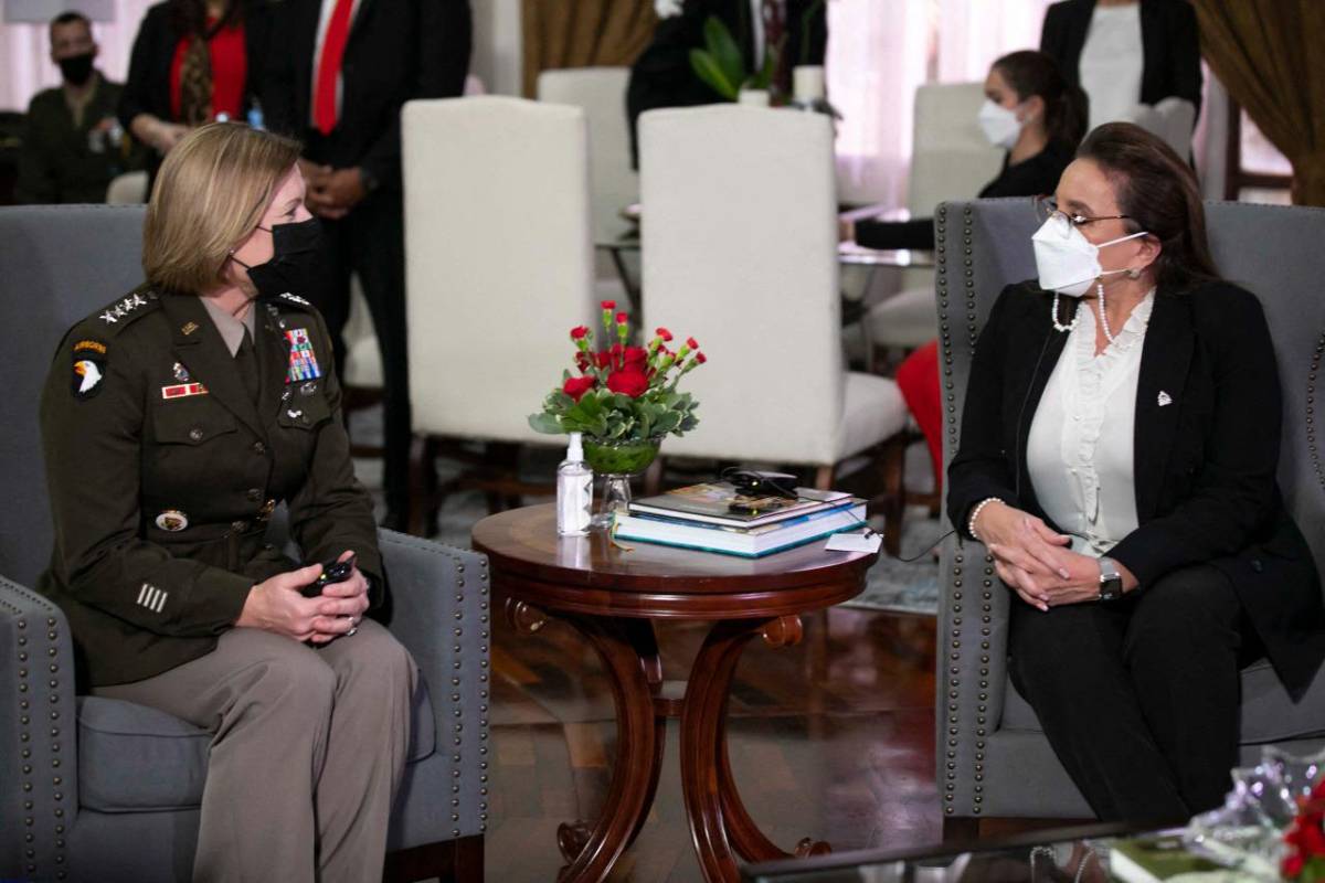 Jefa del Comando Sur de Estados Unidos ofrece ayuda militar a Honduras