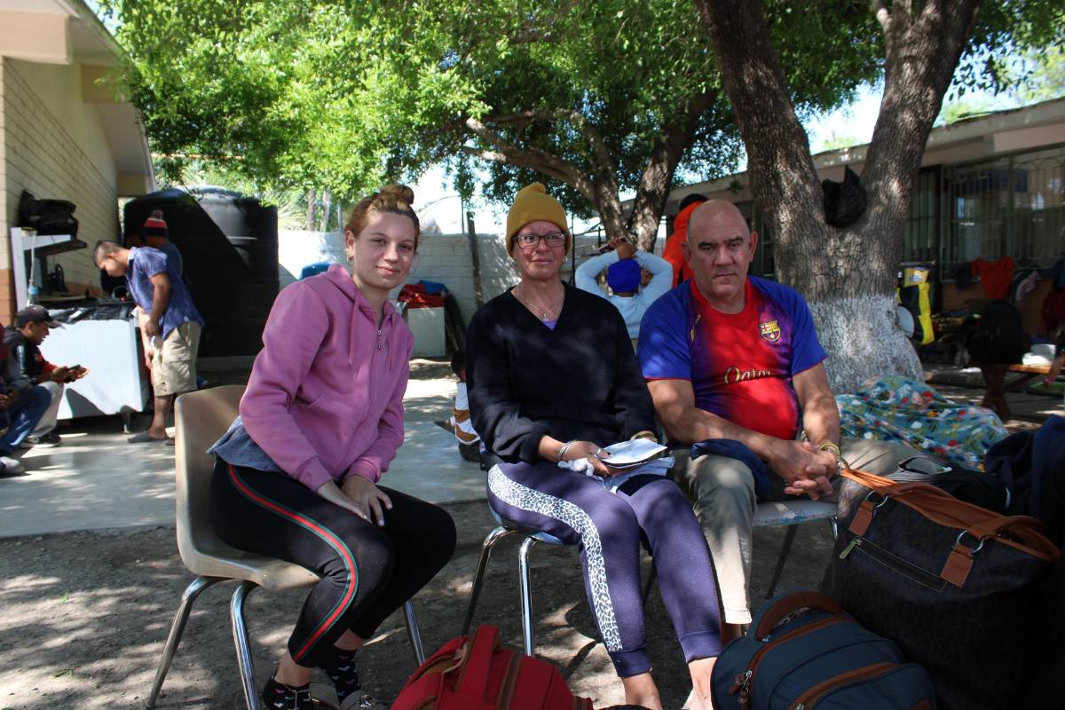 Gabriela Fuentes, 16 años, Odalis Padilla y Yoslandi Fuentes, una familia cubana que vive en el albergue La casa del migrante en Piedras Negras, posan para EFE este viernes en Coahuila.