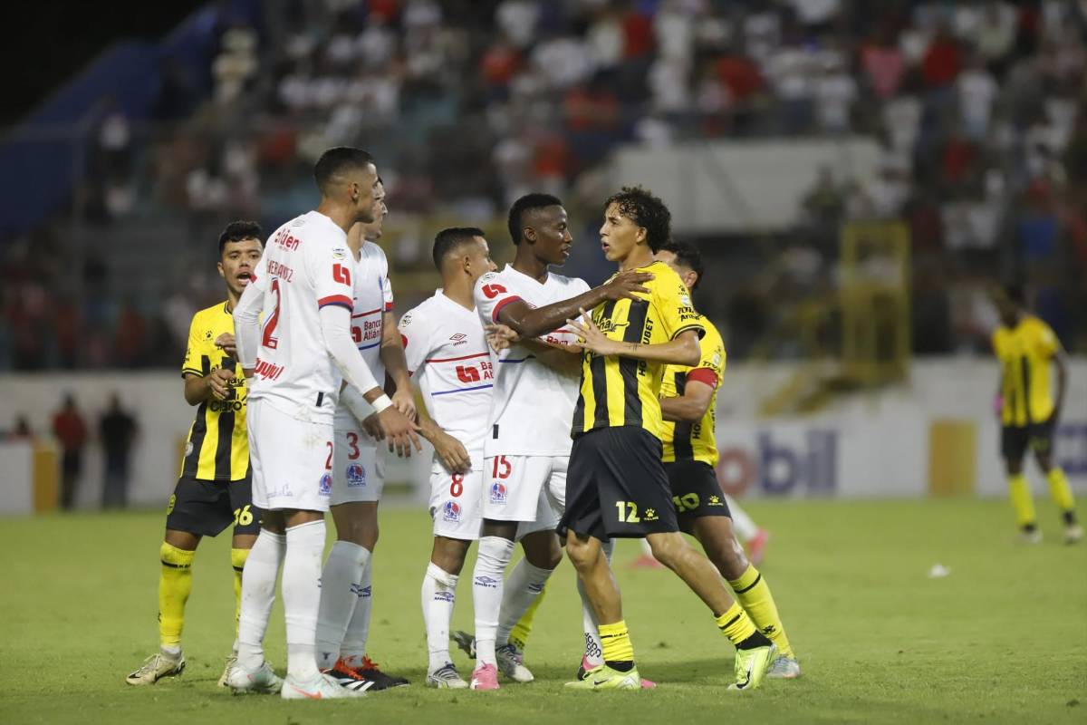 Peleas en el Real España-Olimpia, lo que pasó con Menjívar y brasileña sorprende