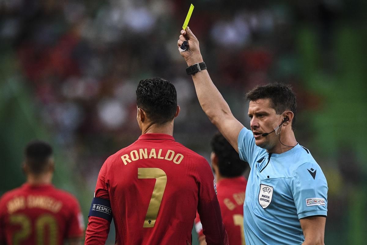 Cristiano Ronaldo recibió tarjeta amarilla en el partido.
