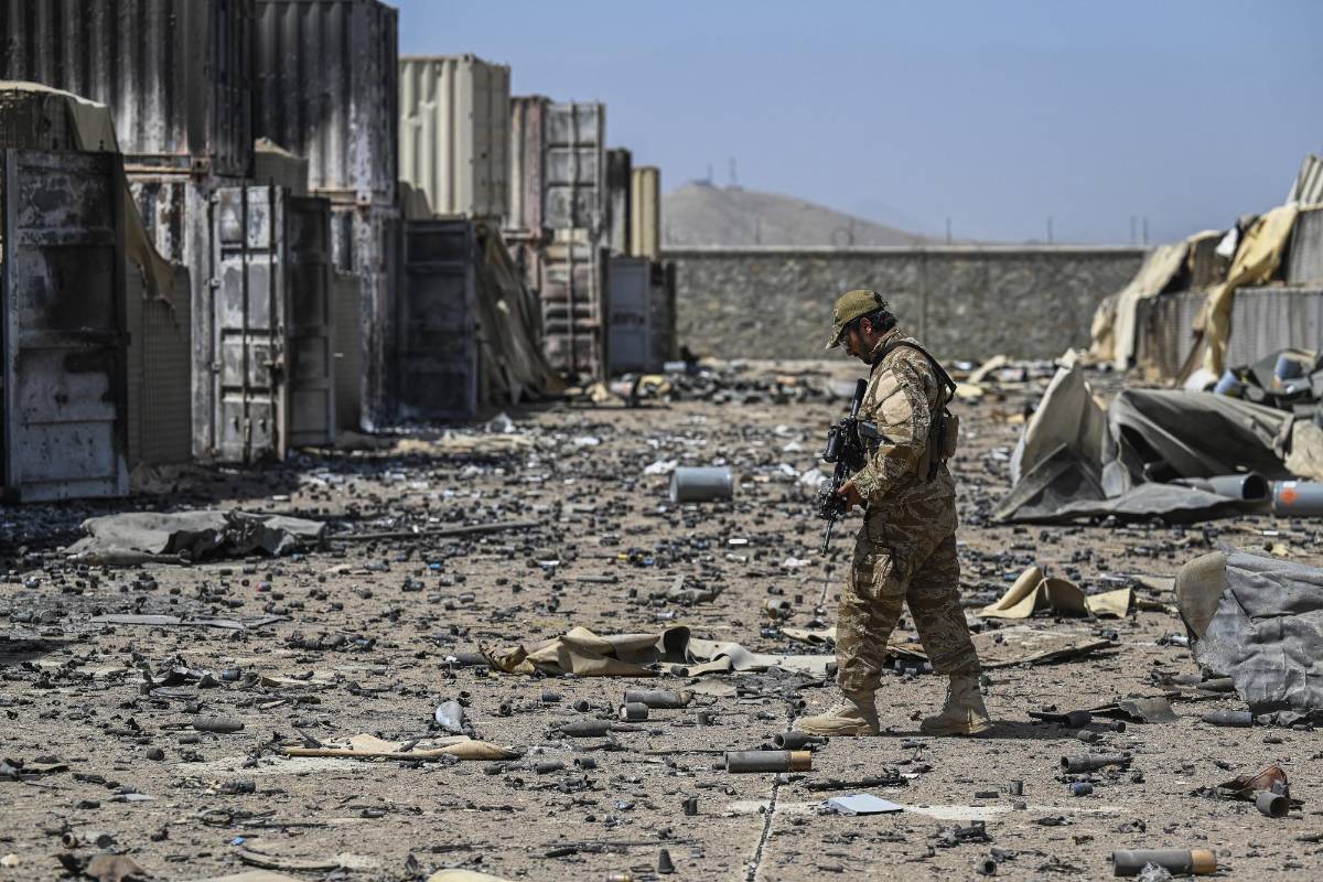 Talibanes muestran los restos de la última base de la CIA en Afganistán