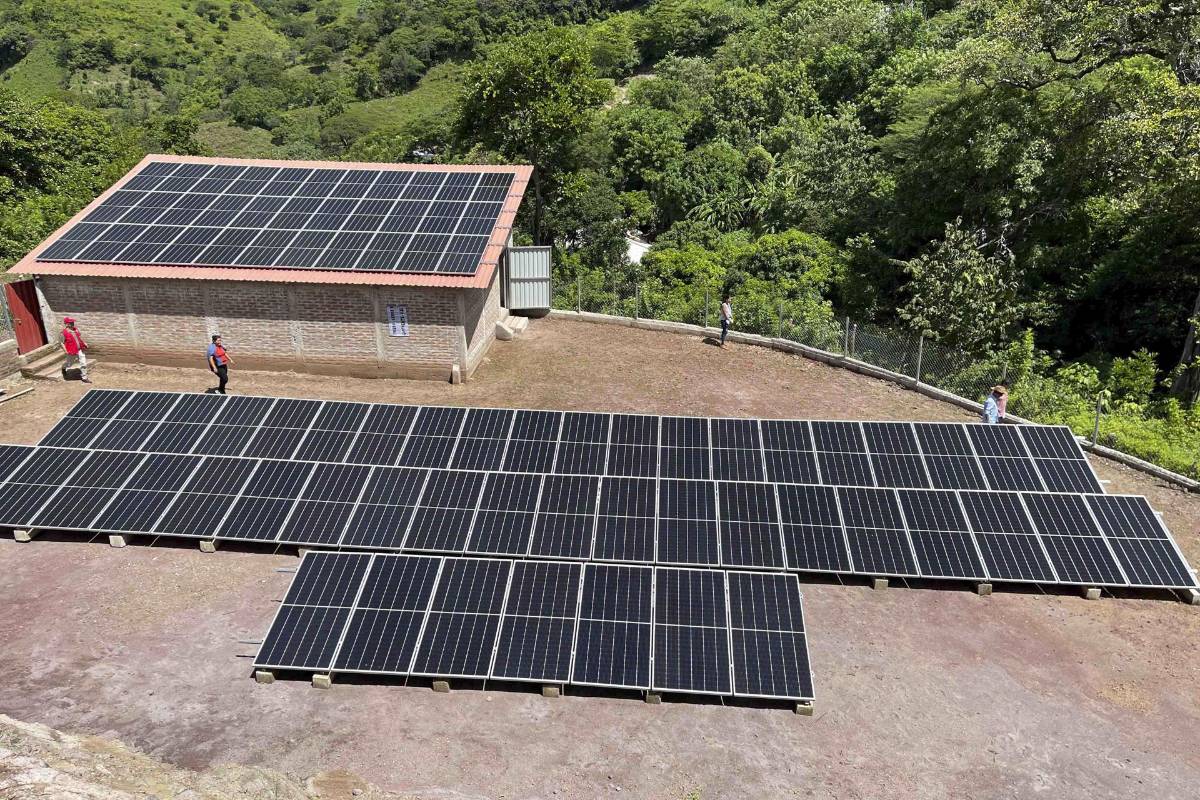 AME9142. EL SANTUARIO (HONDURAS), 21/10/2023.- Fotografía de paneles solares de un proyecto eléctrico, el 19 de octubre de 2023, en El Santuario (Honduras). El júbilo embarga a los 600 habitantes de la aldea El Santuario, departamento de Choluteca, en el sur de Honduras, porque recién han conocido el bienestar de tener energía eléctrica en su casa, lo que esperaron durante dos siglos, según sus propios relatos. La energía, con paneles solares y biomasa, que tanto añoró la gente humilde y laboriosa de El Santuario, es un proyecto ejecutado con fondos de la Agencia Española de Cooperación Internacional para el Desarrollo (Aecid), en conjunto con la Universidad Politécnica de Valencia (UPV), que se inició hace unos tres años. EFE/ Germán Reyes
