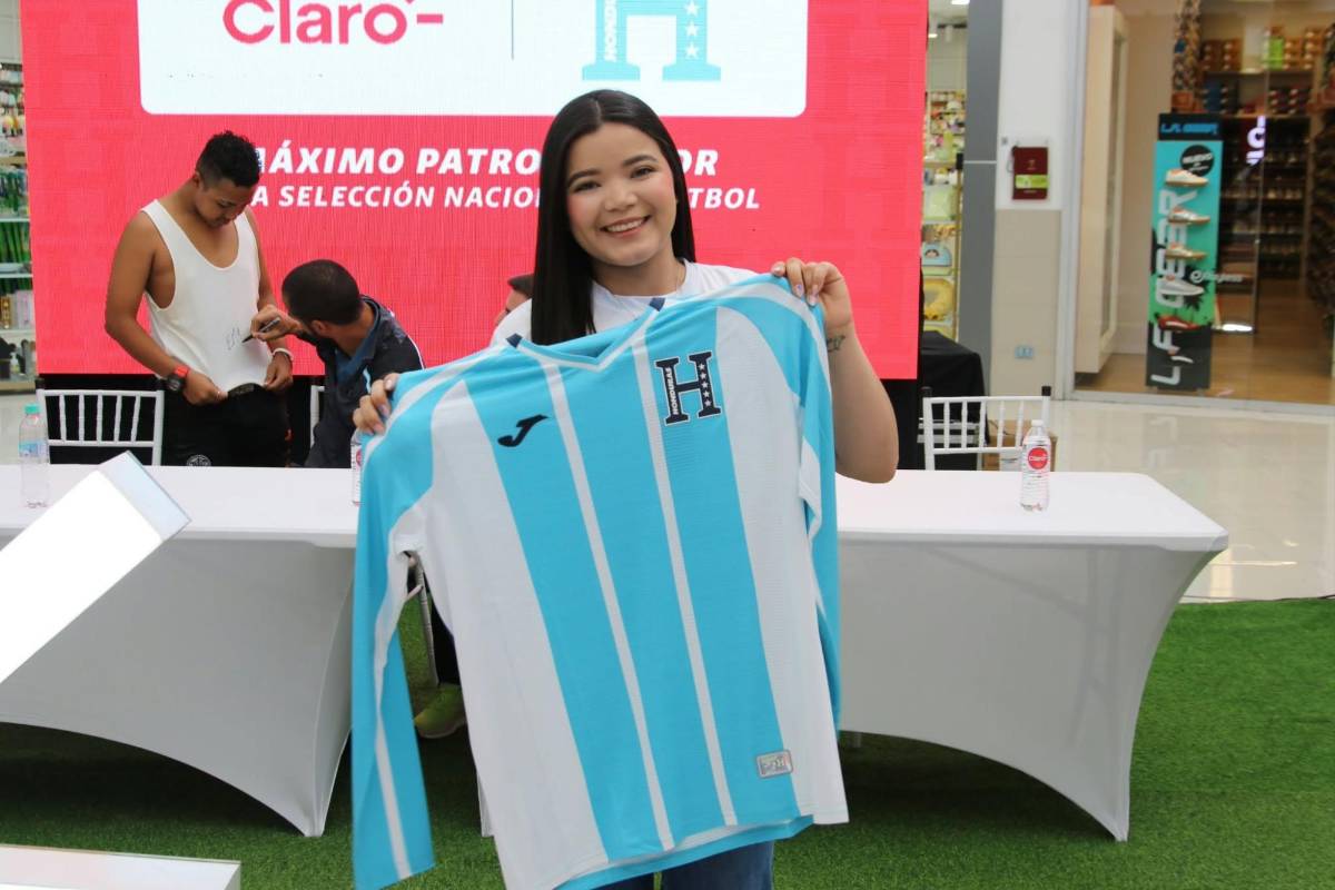 Show de Ruiz en firma de autógrafos, los seleccionados presentes y regalo