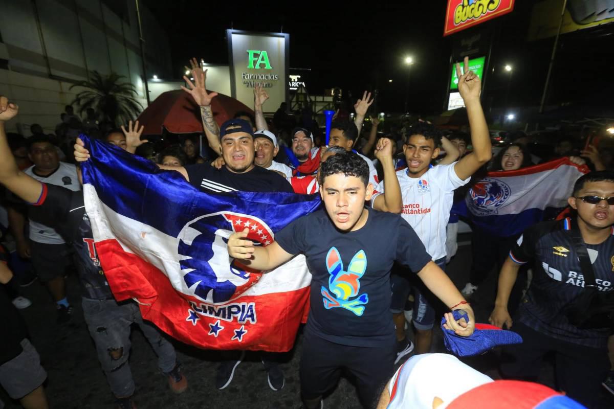 Aficionados del Olimpia festejan con todo: fiesta, locura y espectacular caravana