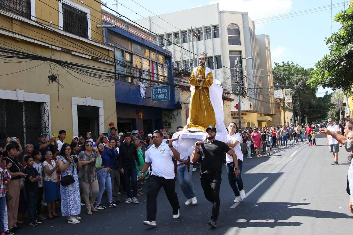 ¡Jesús resucitó!”, grita con alegría la feligresía católica en Comayagüela
