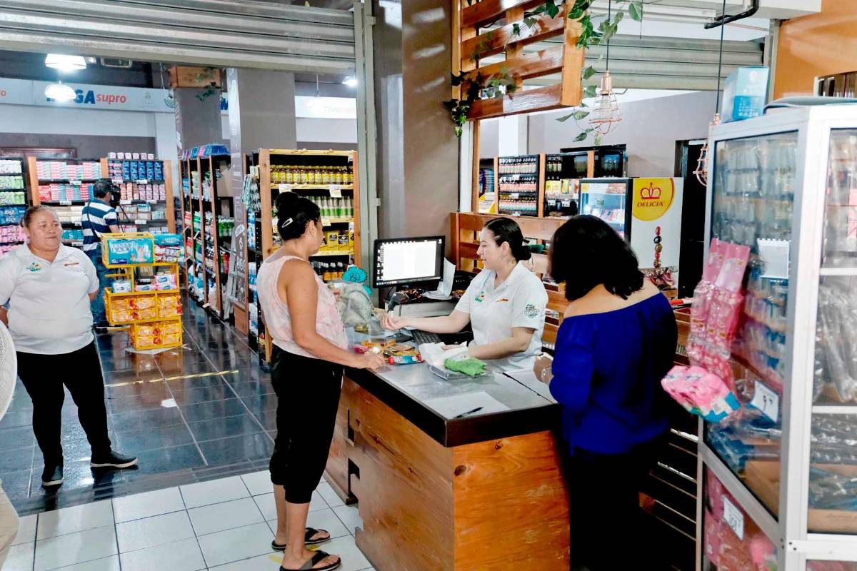 Reabren tienda Megasupro en San Pedro Sula