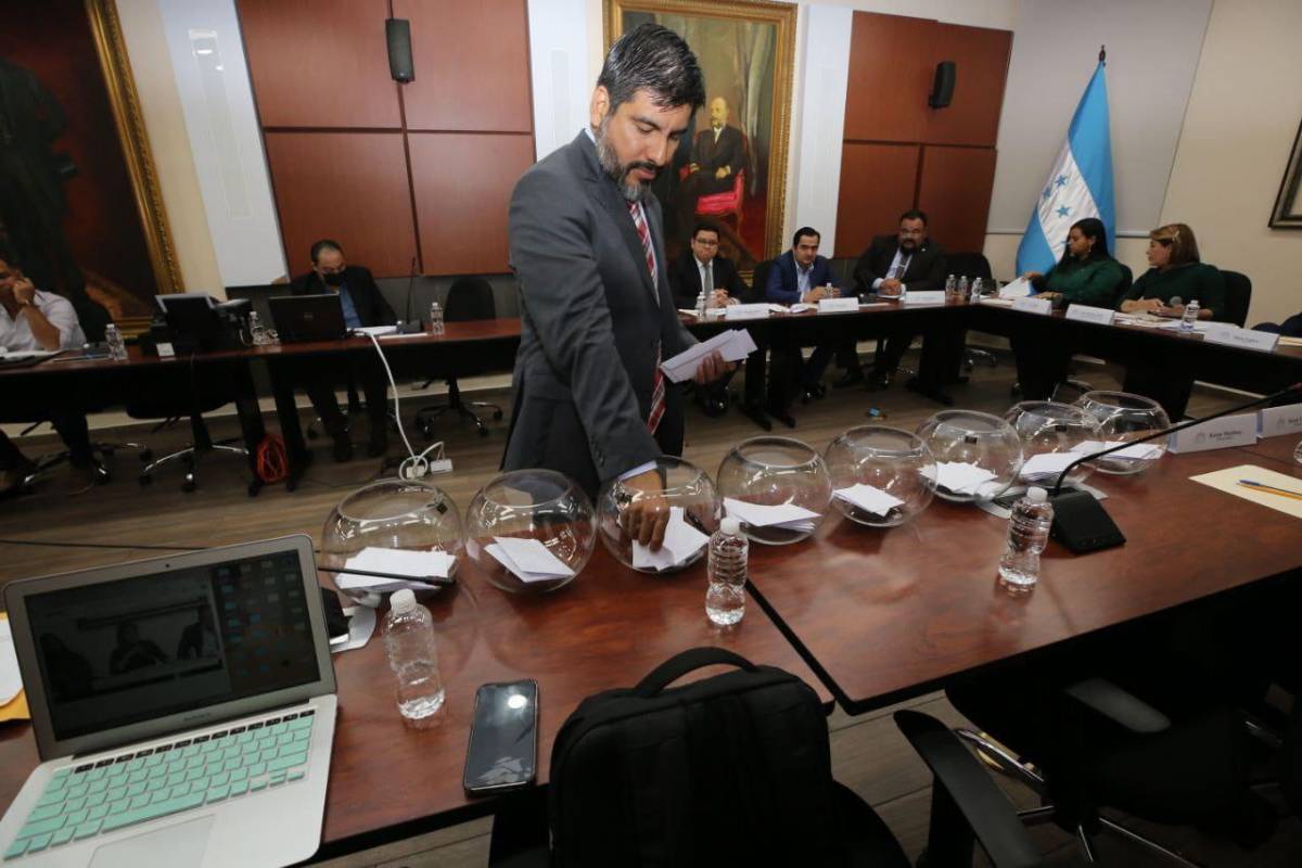 El candidato Johel Zelaya fue el primero en someterse a la audiencia.