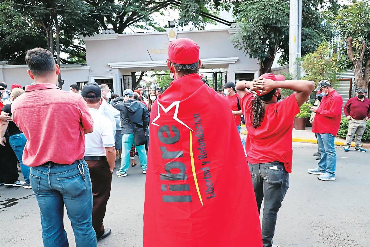 Colectivos de Libre provocan caos en el Hospital Escuela