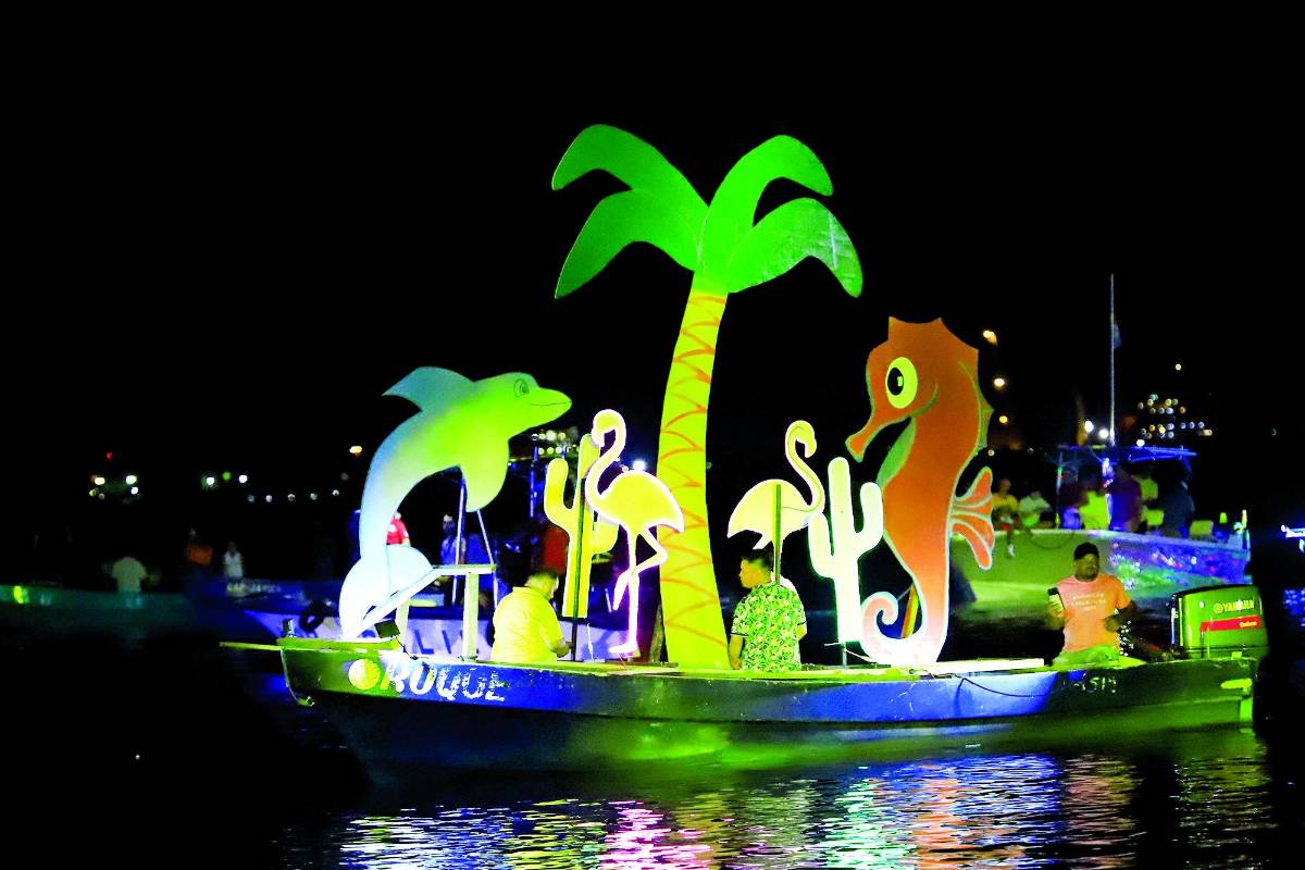 A las 9:00 pm del viernes arrancó el desfile acuático de góndolas sobre las aguas de la playa El Porvenir.