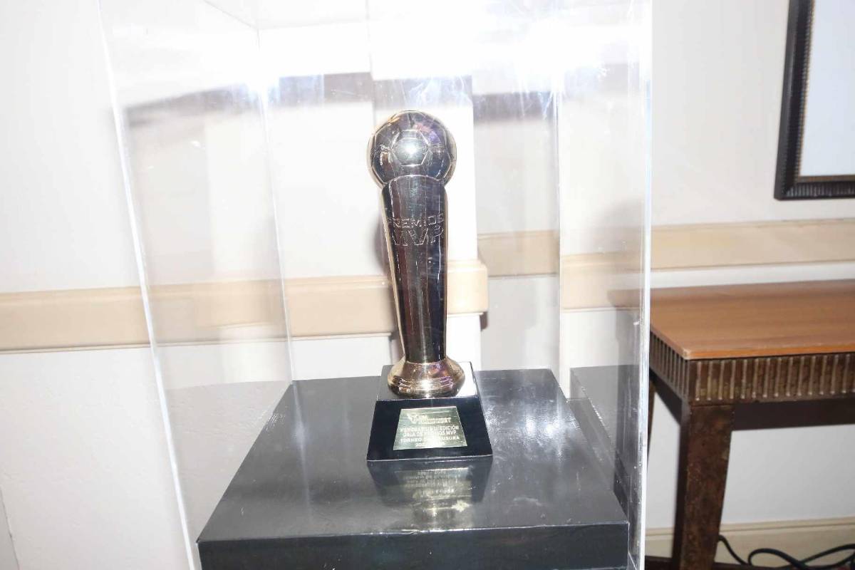 Premios MVP: Futbolistas de Olimpia bien acompañados; Eduardo Espinel y Diego presentes