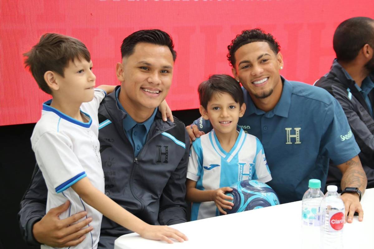 Show de Ruiz en firma de autógrafos, los seleccionados presentes y regalo