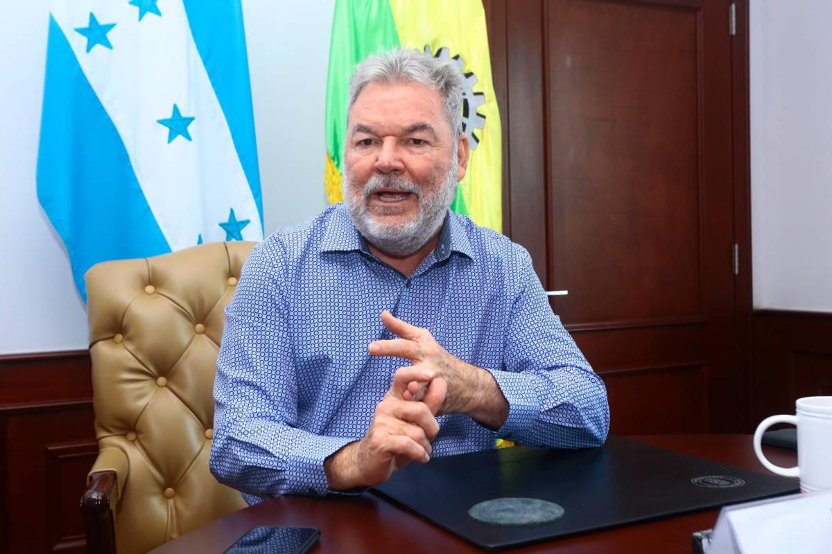 Roberto Contreras denuncia que en Tegucigalpa se negoció desplumar al Pollo