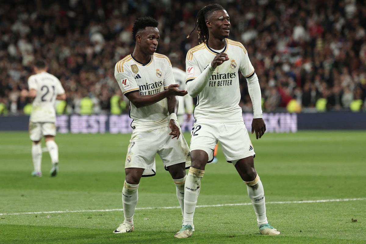 Vinicius y Camavinga bailando en la celebración de uno de los goles del brasileño.