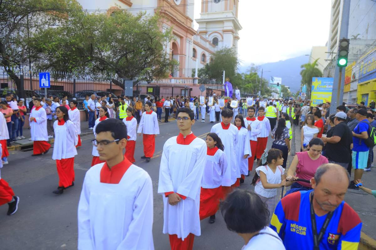 Miles de sampedranos acompañan procesión del Santo Entierro