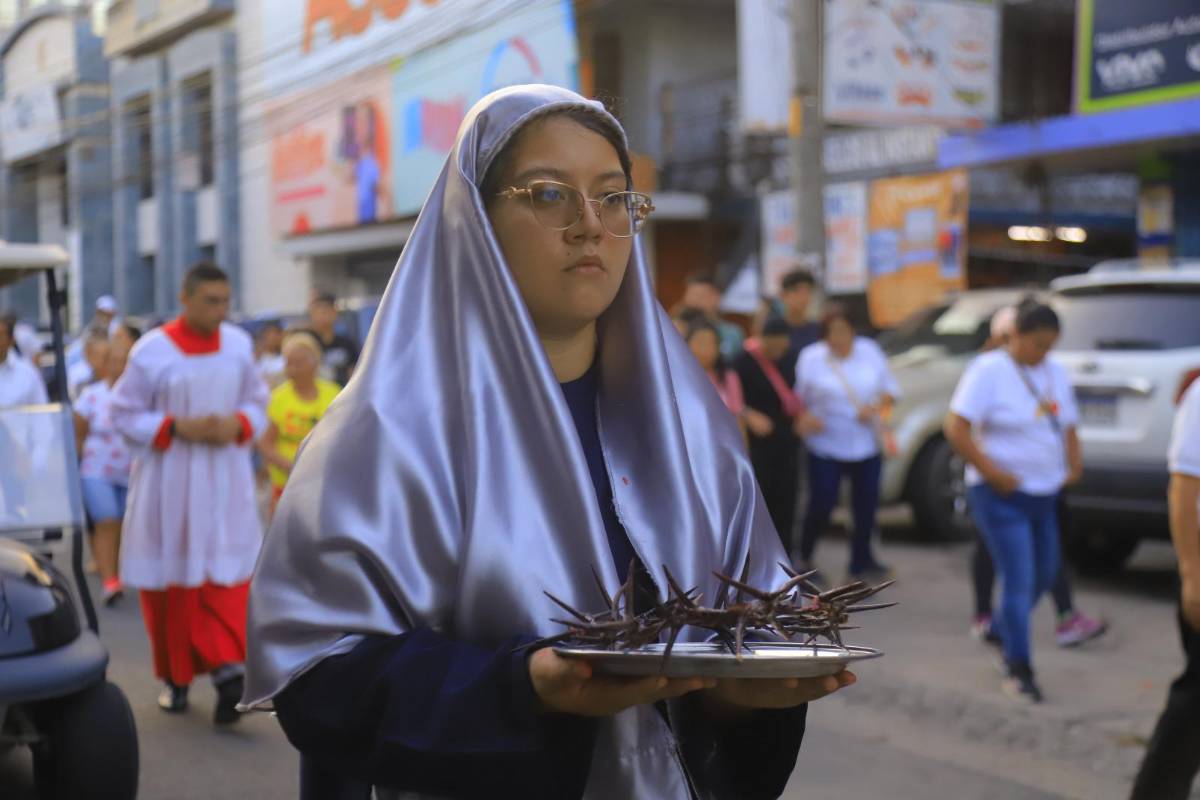 Miles de sampedranos acompañan procesión del Santo Entierro