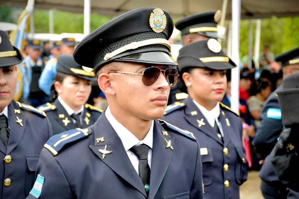 Danier Fúnez, de periodista a policía: recibe ascenso en la Policía Nacional