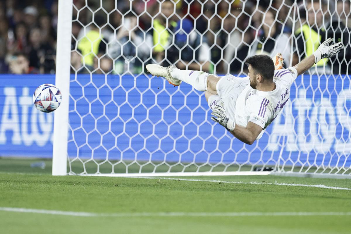 Así detuvo el primer penal Unai Simón a Lovro Majer.