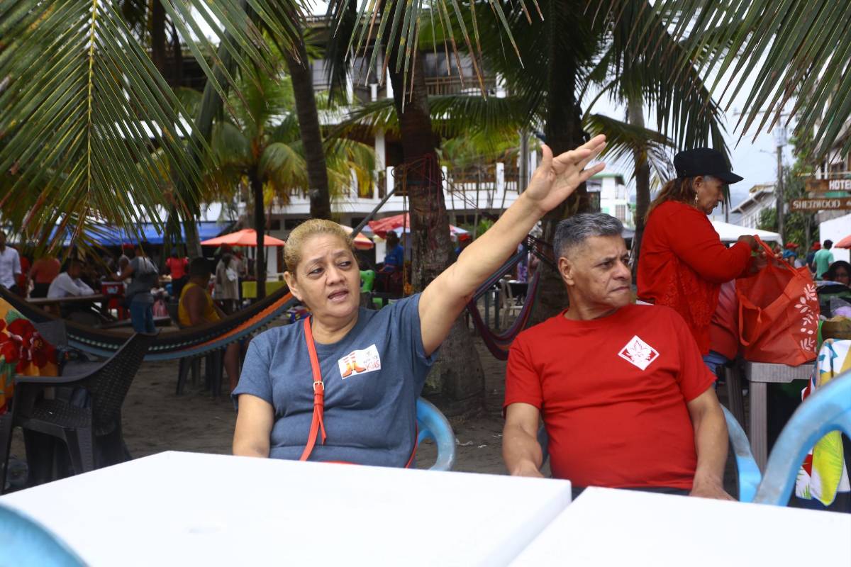 Veraneantes disfrutan de las playas de Tela bajo nubarrones grises
