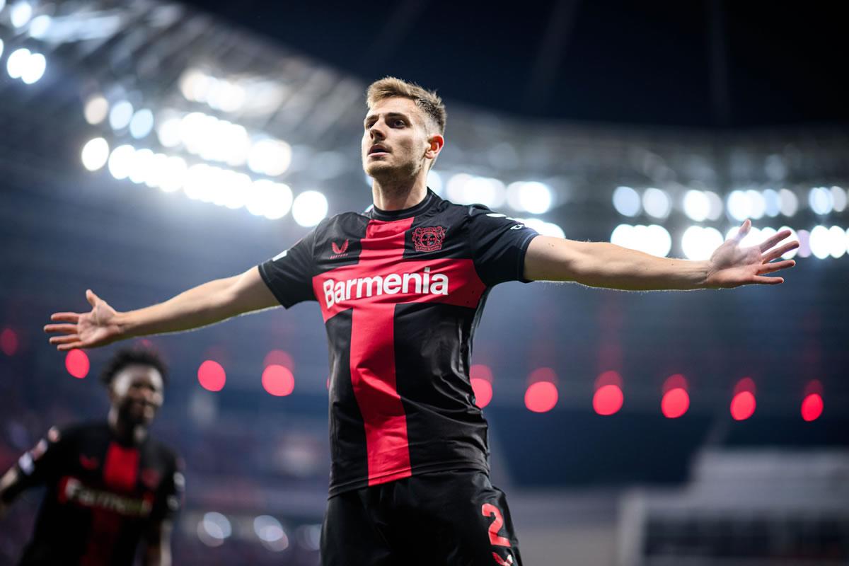 Josip Stanisic fue el salvador del invicto del Bayer Leverkusen contra la Roma.