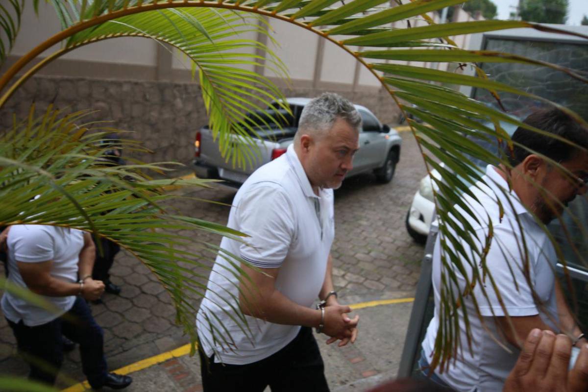 Con gritos eufóricos llega el diputado Nelson Márquez a su audiencia inicial