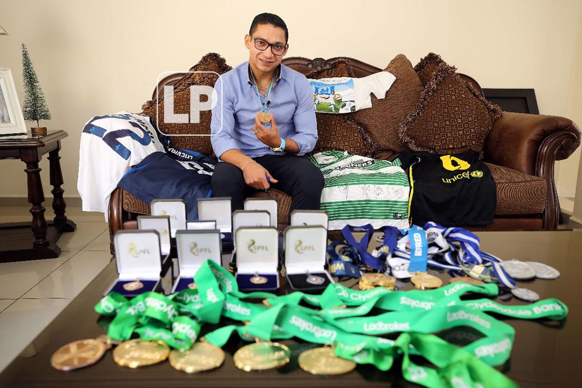 El futbolista hondureños mostró las medallas de campeón que ha conquistado en su carrera.