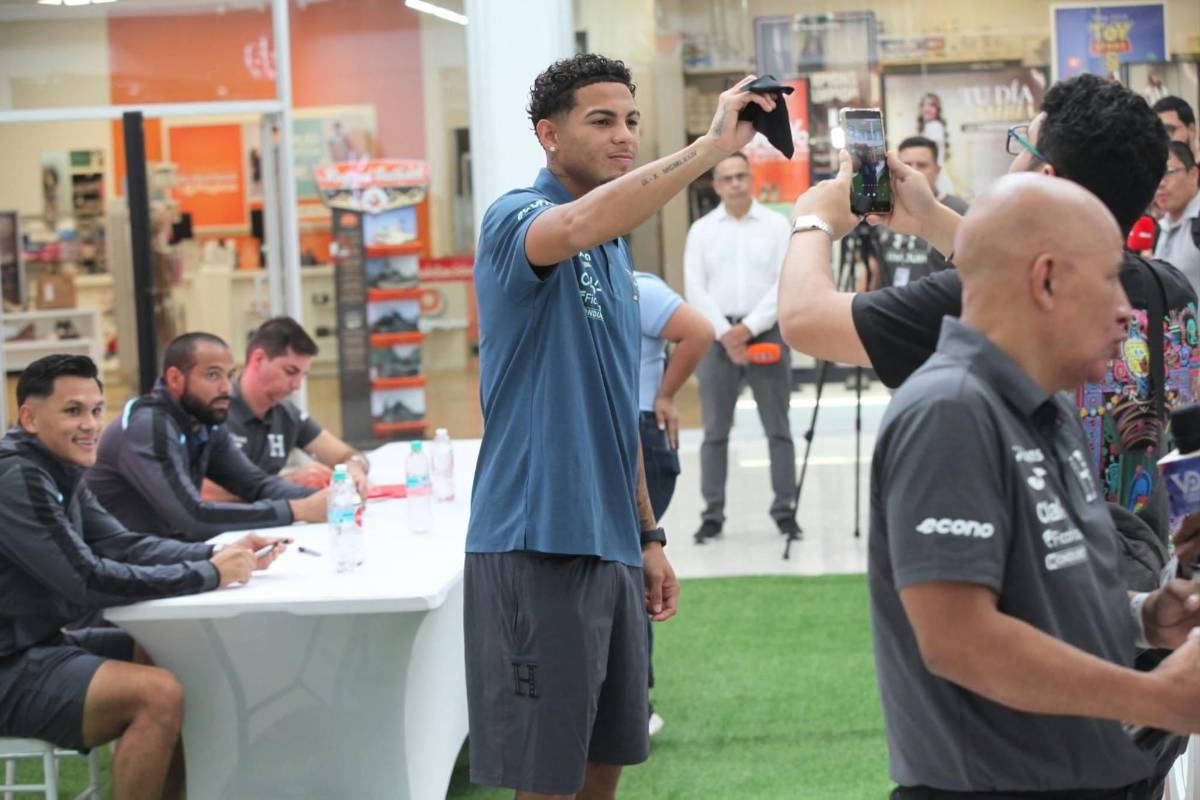 Show de Ruiz en firma de autógrafos, los seleccionados presentes y regalo