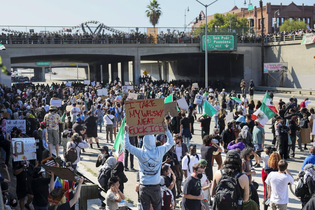 Estallido de violencia en Los Ángeles: Enfrentamientos entre manifestantes y tropas por redadas