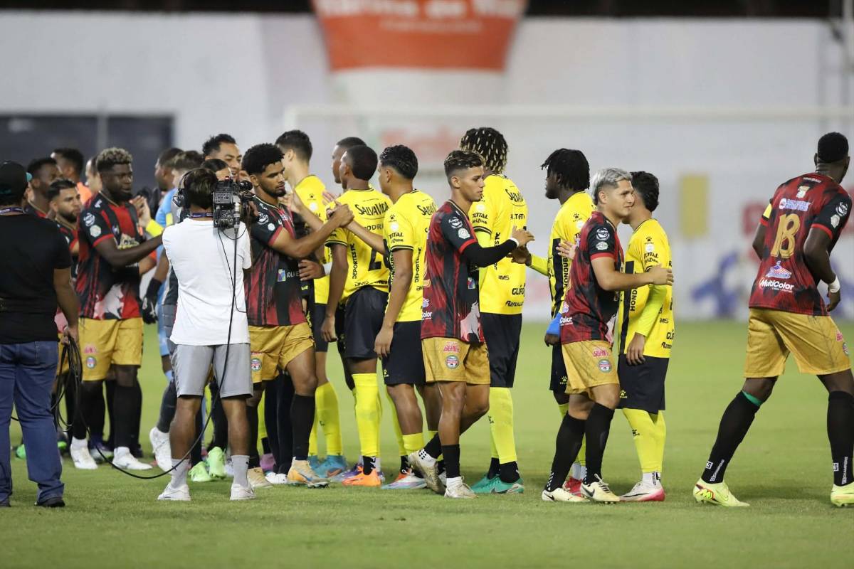 Futbolista sorprende a su bella novia, beso, fiesta del Real España y susto