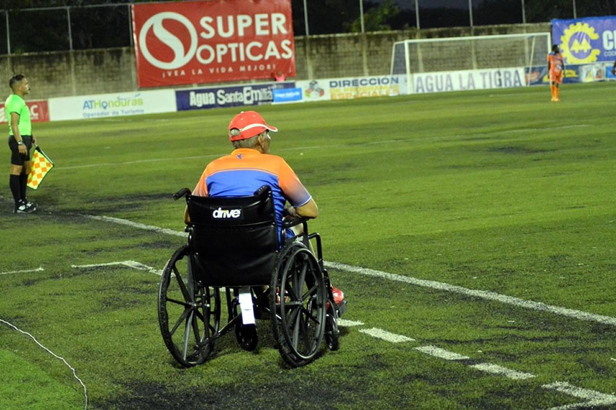 Héctor Castellón dirigiendo a sus Lobos desde la silla de ruedas.